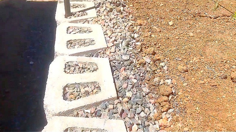 Retaining wall backfilled with gravel