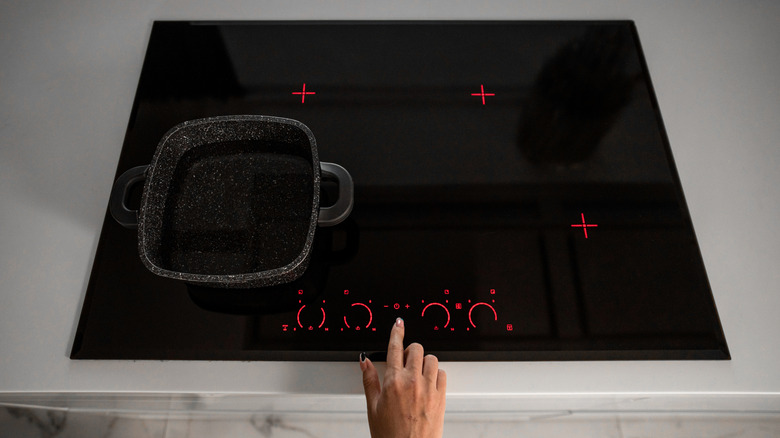 Person controlling an induction cooktop