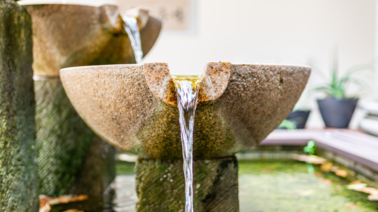 Cascading water fountain