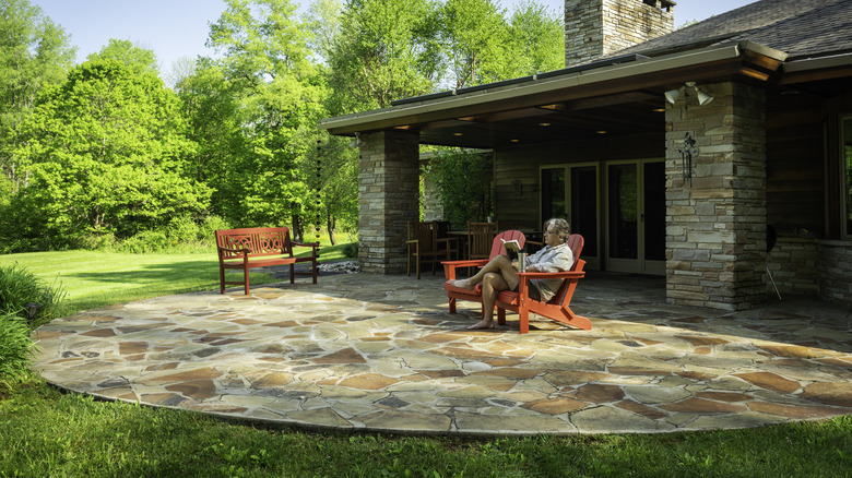 Flagstone circular patio design