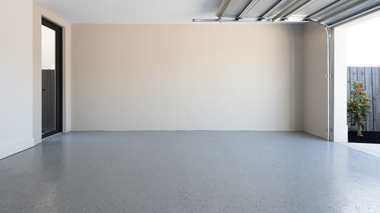 View of the floor in an empty garage