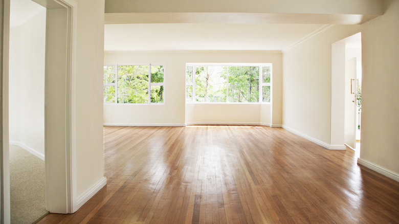 Una stanza con il pavimento in legno 