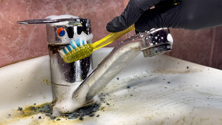 Cleaning sink faucet with toothrbrush