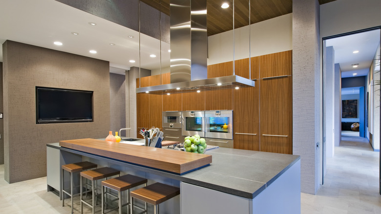 recessed lighting in the kitchen 