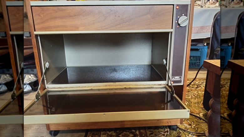 A vintage Salton Entertainer Food warmer