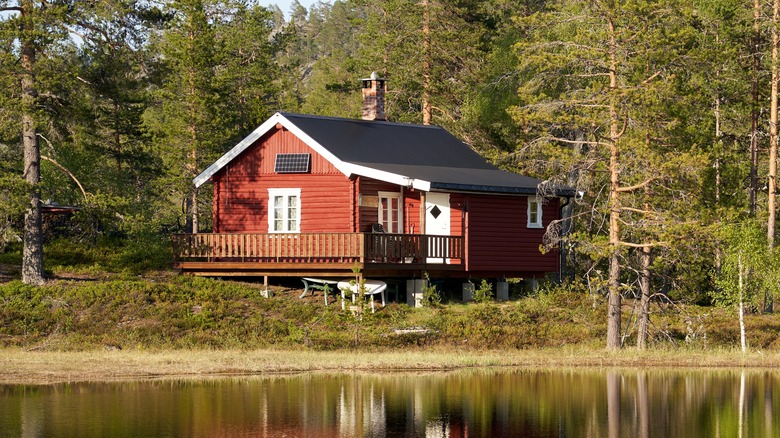 A sun-powered off the grid cabin
