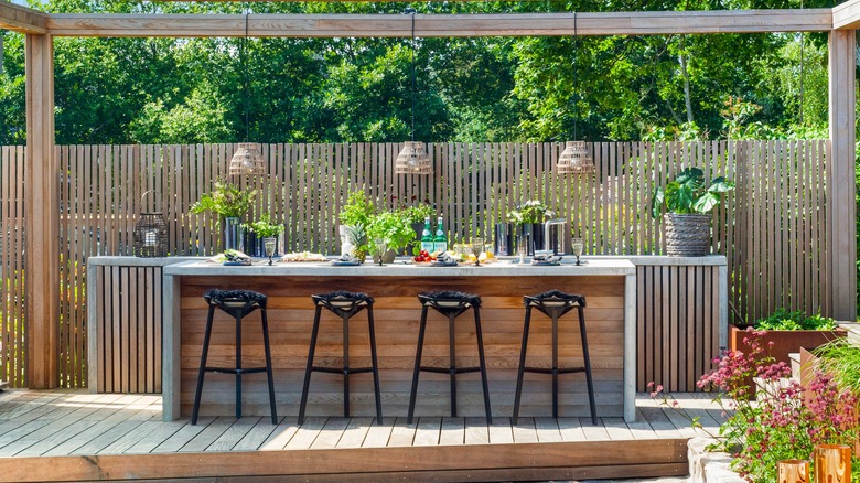 outdoor kitchen and bar