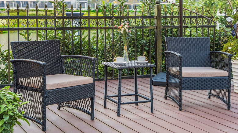 Walmart's patio set with fencing in the background