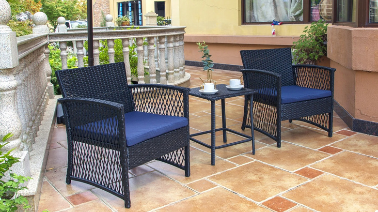 Walmart's patio set in black with navy cushions