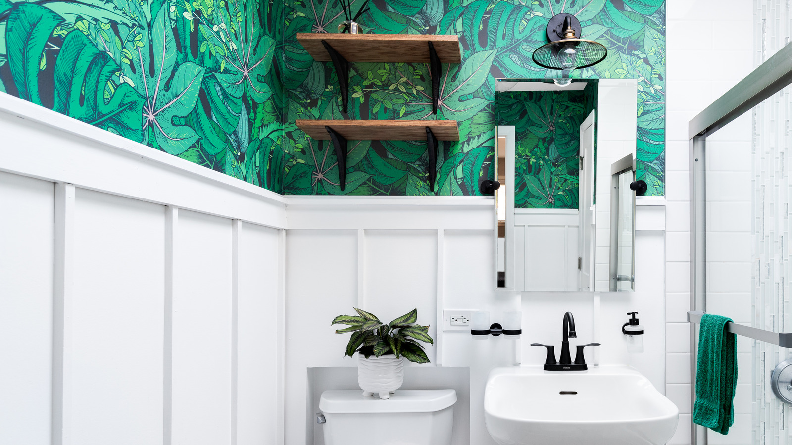 Why You May Want To Add Wallpaper To Your Bathroom – House Digest