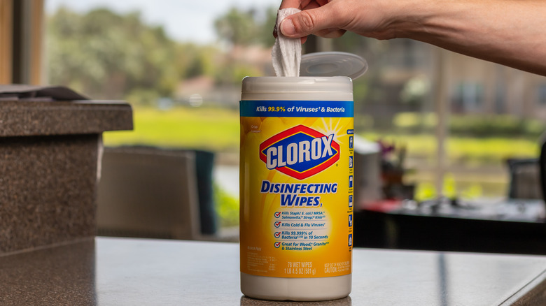 Person using clorox wipes
