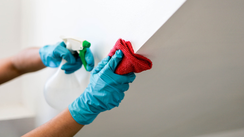 https://www.housedigest.com/img/gallery/why-you-should-be-using-fabric-softener-to-clean-your-walls/intro-1625757902.jpg