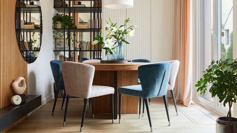 Round dining table