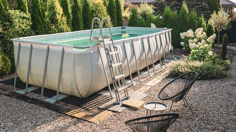 Above-ground pool on bed of gravel