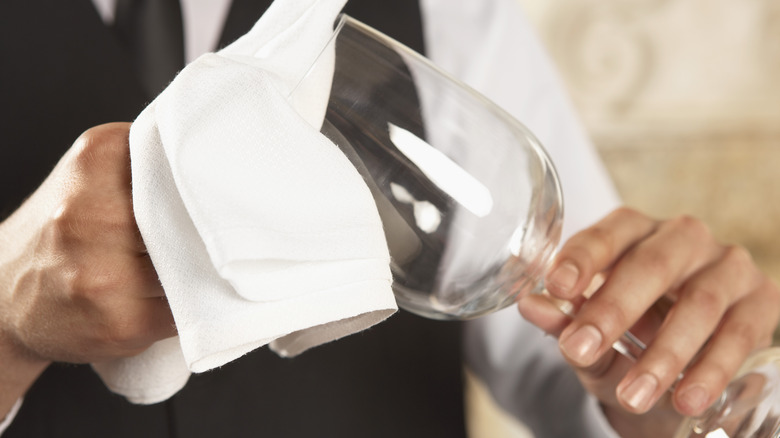 Waiter cleaning tumbler