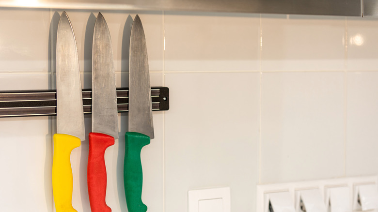 knives mounted on a magnetic strip