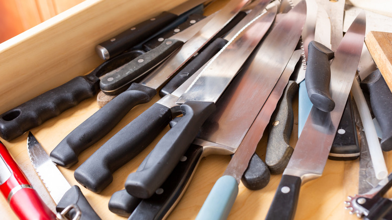 knives cluttered in a drawer