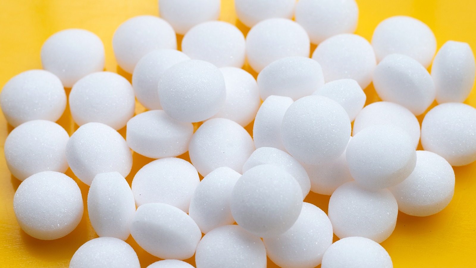 The Dangers of Mothballs: Do You Have Naphthalene or Dichlorobenzene in  Your Home?