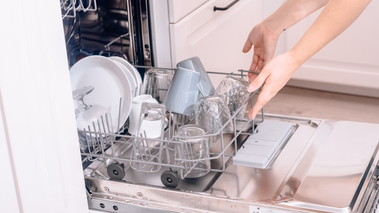 https://www.housedigest.com/img/gallery/why-you-should-think-twice-about-using-the-heated-dry-cycle-on-your-dishwasher/the-heated-dry-cycle-isnt-as-great-as-it-seems-1622213832.jpg