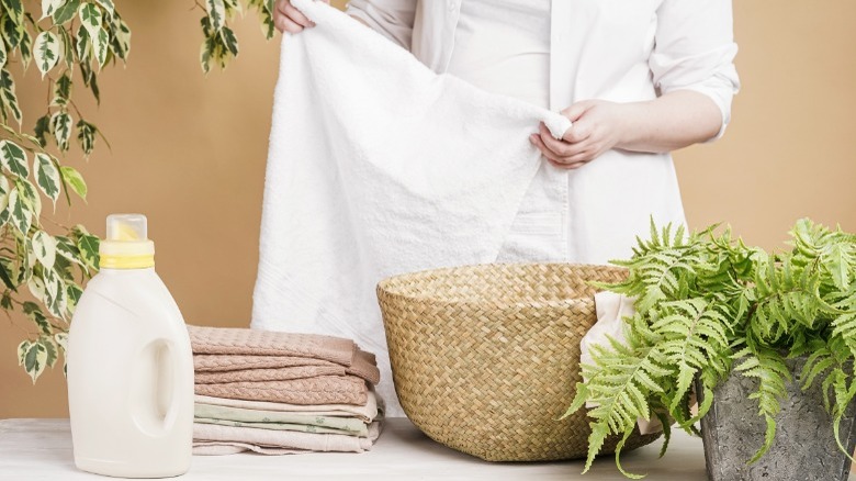 Folding laundry with blank label detergent
