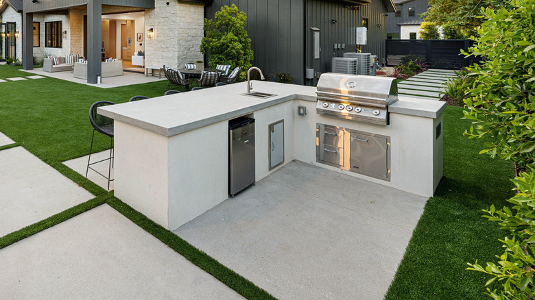 Outdoor kitchen with microcement countertop