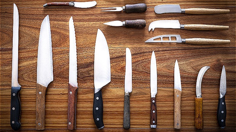 Set di coltelli su superficie di legno