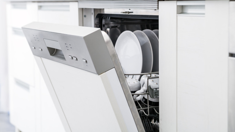 Clean dishes in dish washer 