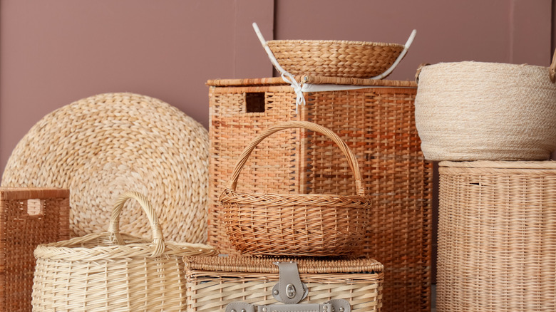 Wicker baskets of various sizes in a room