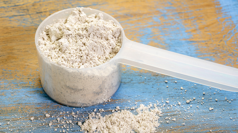 scoop with diatomaceous earth
