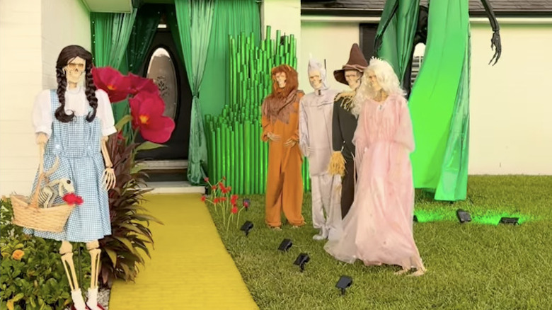 A front yard with Wizard of Oz Halloween decorations.
