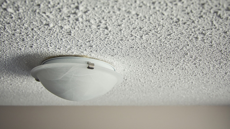 Popcorn ceiling with lighting fixture