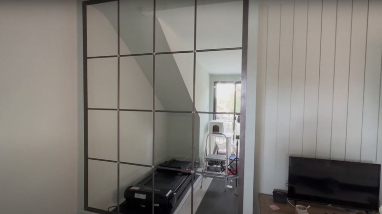 Mirror wall with panes