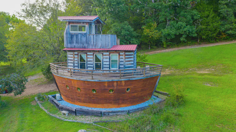 Ark-shaped Airbnb in Tennessee