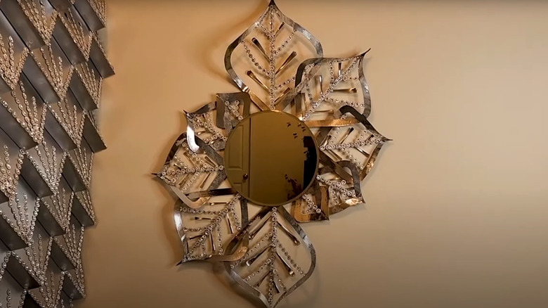 Pizza box transformation into an elegant, unique mirror