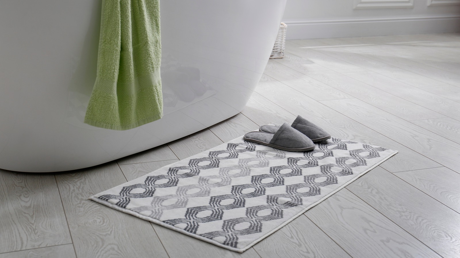 https://www.housedigest.com/img/gallery/you-might-want-to-think-twice-before-putting-a-rug-in-your-bathroom/l-intro-1694439882.jpg