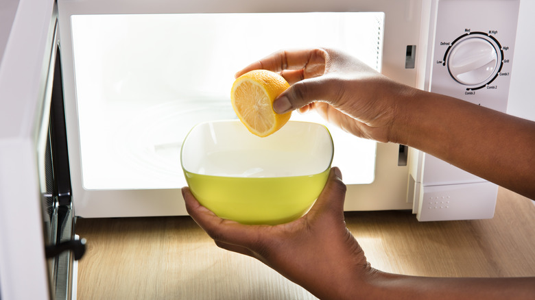 extracting juice from lemon 