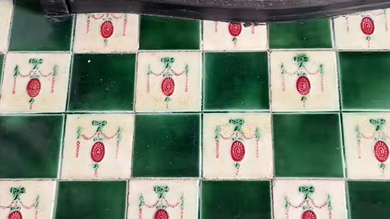The patterned white and green checkerboard tiles.