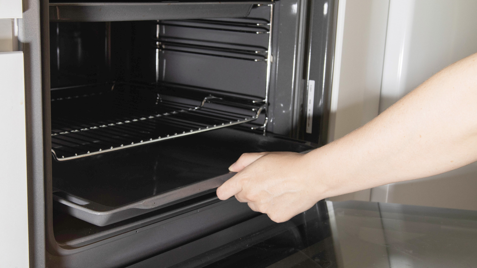 You Won't Have To Scrub Oven Racks Again With This Brilliant Cleaning Tip