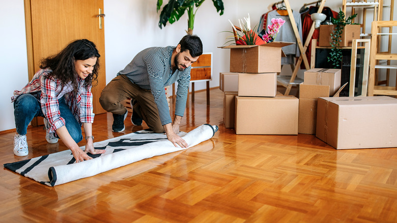 Spray glue for carpet and rugs