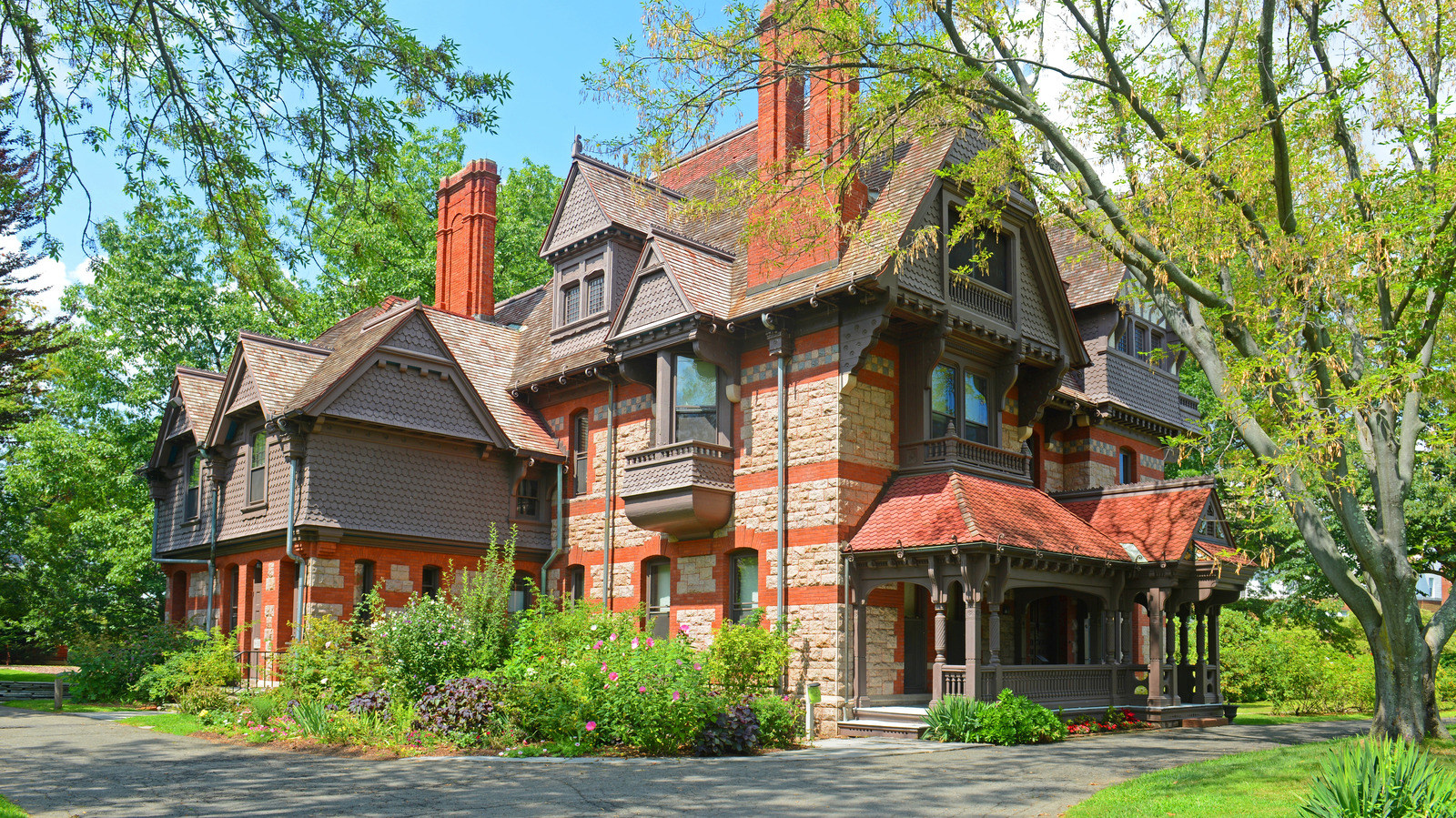 Your Complete Guide To A Victorian Style House