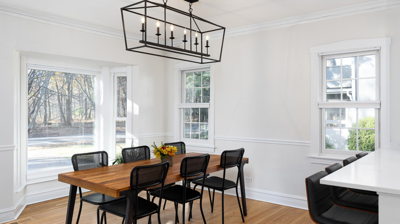 Modern black and white dining room with slim trim and crown molding