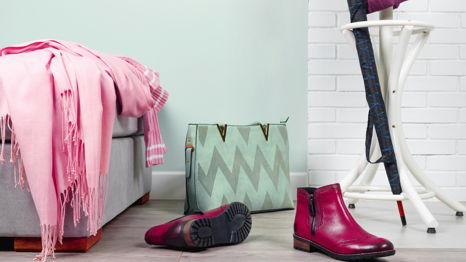 Your Hallway Could Be The Secret To Declutter Your House (It's An Entryway Alternative)