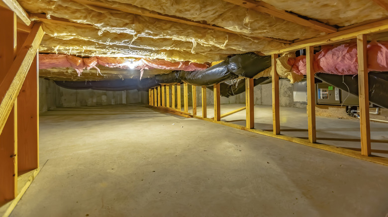 Crawl space with support beams