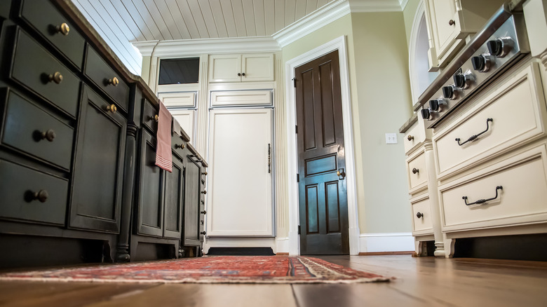 red rug black white kitchen