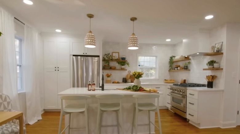 White kitchen open shelves