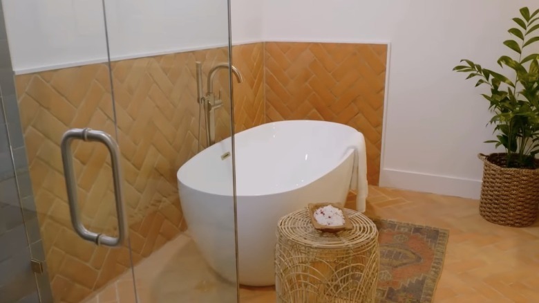 Free-standing white bathtub
