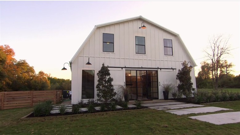 white farmhouse barndominium