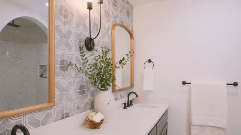 Vanity with tile backsplash