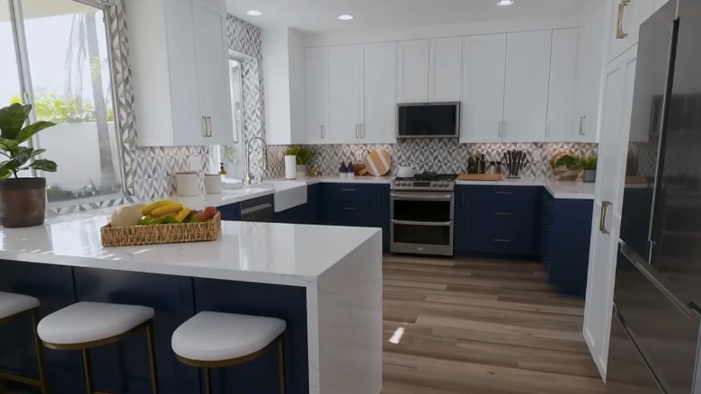 kitchen with peninsula