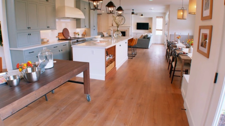 Open floor plan kitchen and eating area